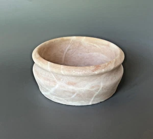 Hellrosa Naturstein Schüssel oder Schmuckschale Catch-All 4,75"x2" Marmoriertes Muster - Bild 1 von 10