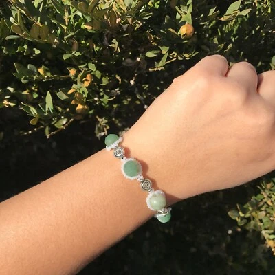 Pulsera hecha a mano - Vidrio verde claro checo, astilla sintética, cuentas de semillas blancas Foto 1 de 4