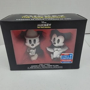 Mini Figura in Vinile Disney Bianco Nero Pompiere Aereo Topolino Pazzo NUOVO Limitato - Foto 1 di 10