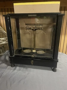 Antica bilancia da farmacia Burrell cassa in legno vetro con cassetto inferiore - Foto 1 di 19