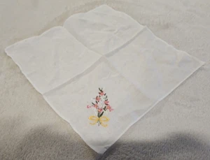 Pañuelo vintage para mujer bordado a mano con ramo de flores Cottagecore - Imagen 1 de 5