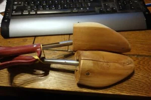 Red Cedar Wood Shoe Keepers / Trees ~ Size (M) Medium - Picture 1 of 4