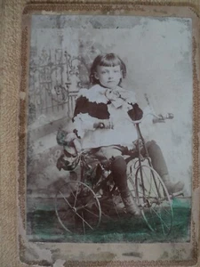 Fotografía de gabinete temprano de niño pequeño en gran triciclo temprano sin neumáticos - Imagen 1 de 2