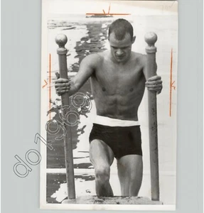 SCHWIMMER Jeff Farrell gewinnt 100m RENNEN @ OLYMPISCHE PRÜFUNG Sport 1960 Pressefoto - Bild 1 von 2