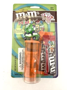 Monopatín verde dispensador de caramelos y juguete de equipo de deportes extremos M&M's Minis - Imagen 1 de 7