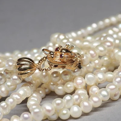 Collar de perlas de triple filamento de oro de 14 quilates de 4,5 mm de colección broche de cabeza de dragón ojos de rubí Foto 1 de 4