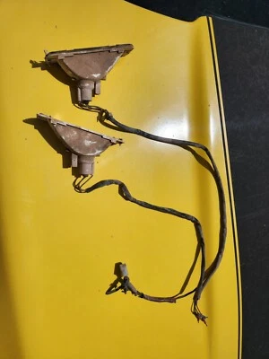 1980 Mazda Rx7 Front Directional Light Housings - Plastic Brittle - Изображение 1 из 4