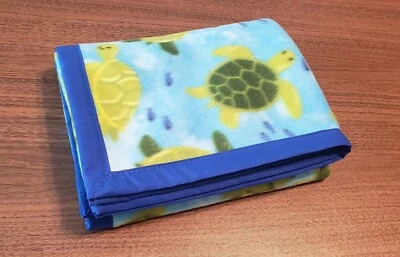 Manta de bebé hecha a mano "Seaturtles" 30 pulgadas x 36 pulgadas azul/verde polar niños con adornos azul marino Foto 1 de 4