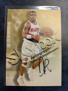 Damon Stoudamire Autographed Blazers Card 1996-97 Skybox Sports Card - Picture 1 of 6