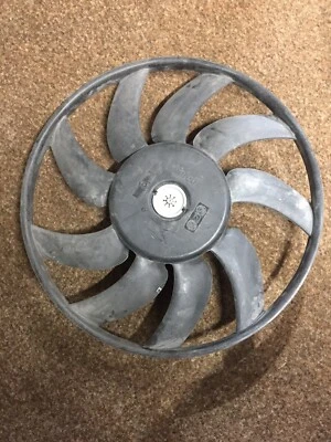 VENTILADOR DE REFRIGERAÇÃO RADIADOR GENUÍNO AUDI A4 A5 Q3 Q5 8K0 2007-2015 40CM 8K0959455K NOVO - Imagem 1 de 4