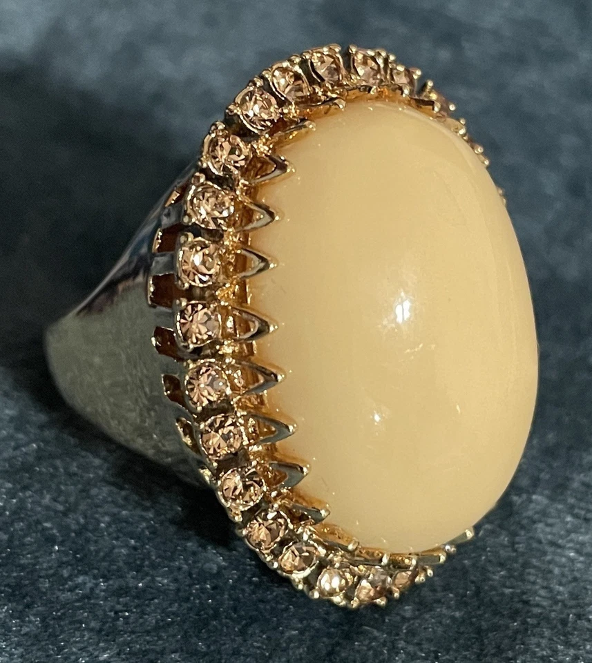 Firmado Rachel Zoe-bonito cabujón ovalado-anillo talla 10-usado-se vende por $40.00 Foto 1 de 4