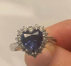 Anillo de corazón de zafiro creado en circonita esterlina y laboratorio - Imagen 1 de 7