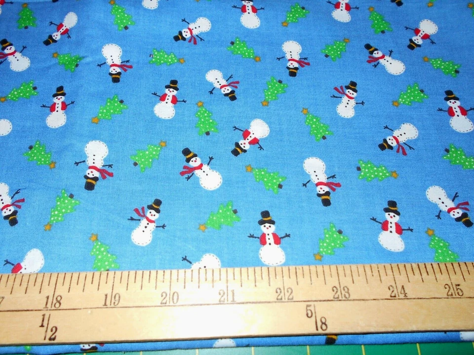 Árboles de Navidad y muñecos de nieve arrojados de 1 yarda en tela azul de Navidad Foto 1 de 1