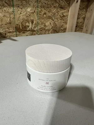 THE RITUAL OF SAKURA MAGIC TOUCH KÖRPERCREME MIT REISMILCH & KIRSCHBLÜTE 7,4 UNZEN - Bild 1 von 4