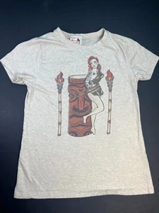 Mischief Made Damen Pinup Girl Tiki Crew T-Shirt Retro Rockabilly Medium - Bild 1 von 6