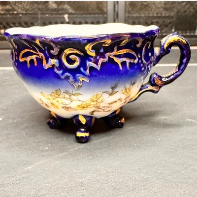 Taza de té vintage ornamentada con patas de porcelana azul cobalto decoración con acento floral dorado Foto 1 de 4