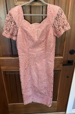Vestido de ampulheta vintage anos 50 e 60 rosa sobreposição de renda prata tamanho M busto 40” - Imagem 1 de 4