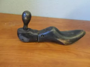 EIN GEPFLEGTER VINTAGE SCHUHSPANNER AUS HOLZ MIT SCHARNIER WIE ABGEBILDET - Bild 1 von 10