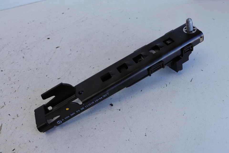 Ajustador de altura del cinturón de seguridad delantero Mercedes Benz C63S AMG W205 2016 A0008600388 J162 Foto 1 de 1