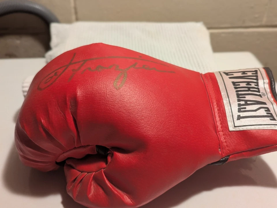 H.O.F Boxing Great 'Smokin' Joe Frazier AUTOGRAPHED Everlast Boxing Glove - Image 1 of 4