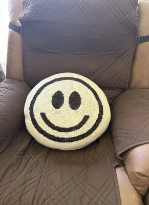 Almohada emoji cara sonriente Cynthia Rowley 14" x 14" x 4" Foto 1 de 4