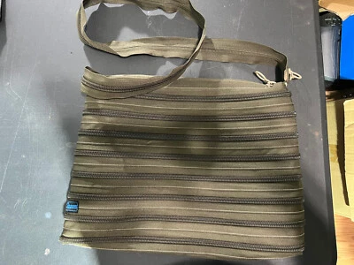 Bolso de Mano Bandolera Zip It Marca Verde Oliva con Cremallera Foto 1 de 4