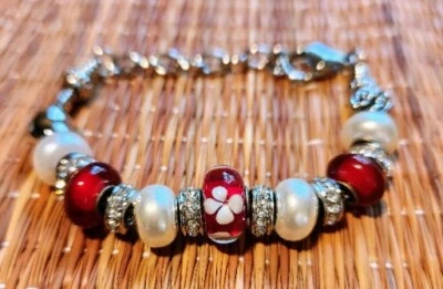 女士红色珍珠和银色玻璃珠和小饰品手链带龙虾闭合  — 第 1/4 张图片