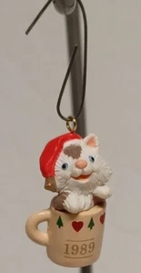 Weihnachtsschmuck sitzende schnurrige Katze in Kaffeetasse Miniatur Punze Club 1989 - Bild 1 von 4