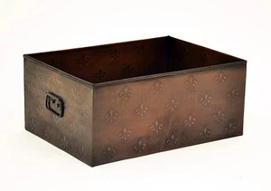 Caja utilitaria de hojalata rectangular, patrón Fleur De Lis-6,75H x 16,25L x 11,75W - Imagen 1 de 4