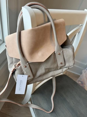 Cartera Kenneth Cole Reaction beige con oro rosa  Foto 1 de 4