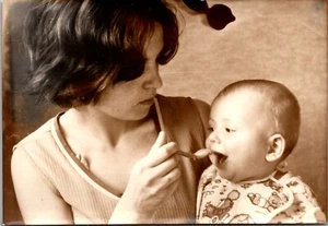 YOUNG MOTHER FEEDS HER BABY : BEAUTIFUL  PORTRAIT : A GERBER MOMENT : SNAPSHOT - Picture 1 of 2