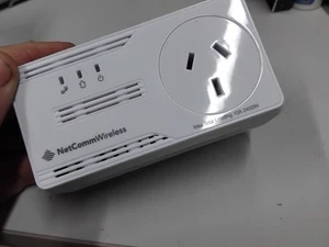 Adaptador de línea eléctrica inalámbrico NetComm NP205 con paso de CA 1 pieza - Imagen 1 de 6
