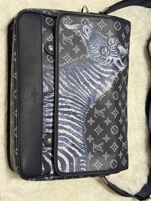  Louis Vuitton Chapman Brothers Mensajero / Maletín - Edición Limitada Monogra Foto 1 de 4