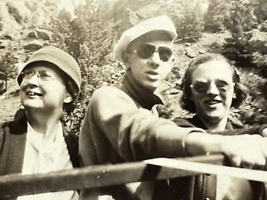 WH Foto süßes Paar mit Sonnenbrille alte Frau 1930-40 