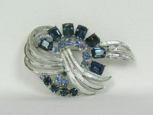 VTG 1950s SIGNED CORO BLUE GEM CUT CRYSTAL ON METAL FRAME BROOCH 2 1/2" LONG - Picture 1 of 12
