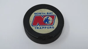 Gioco Vintage North Bay Trappers Usato OHA Ufficiale Viceré Hockey Puck Ontario - Foto 1 di 2
