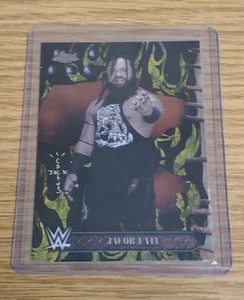 2025 Topps Chrome WWE X Cactus Jack #48 Jacob Fatu refractor negro y amarillo - Imagen 1 de 2