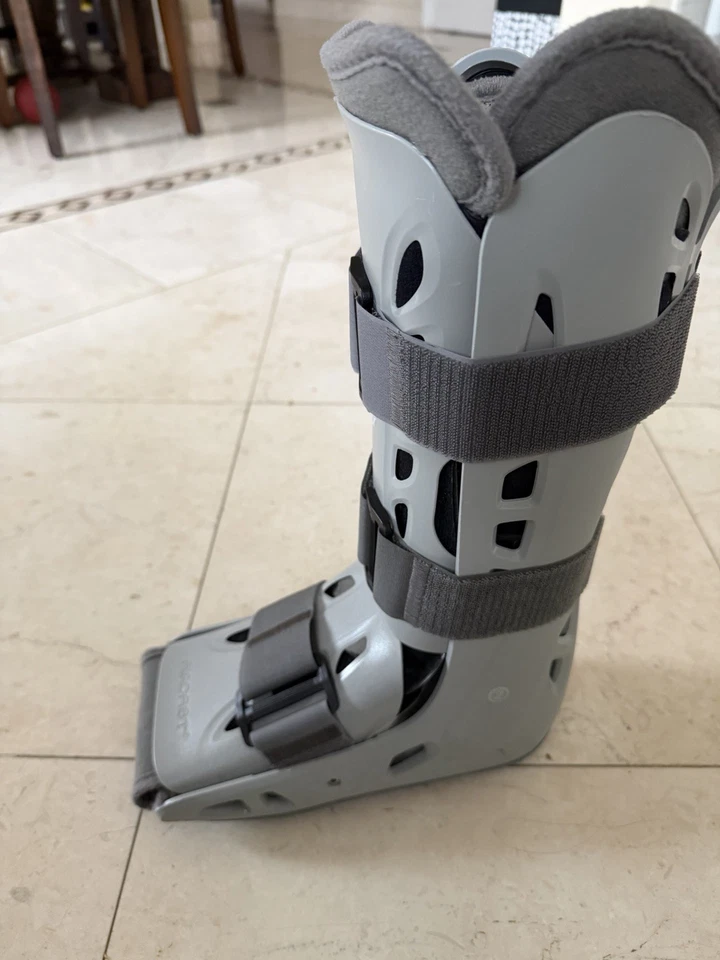 Aircast AirSelect Standard Walking Boot Walker Brace SIze Medium - Image 1 of 1