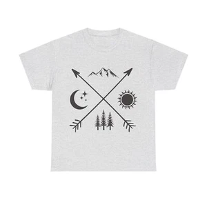 Camiseta Unisex Algodón Pesado Camping Senderismo Flechas Sol Luna Árboles Montañas - Imagen 1 de 37