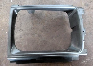 Toyota Hilux 50 & 60 series 86-8/88 Right Headlight Rim (4wd) 4 square grille - Picture 1 of 2