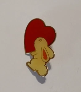 Pin de solapa Bunny Rabbit Red Heart vintage SWIB 1979 - Imagen 1 de 5
