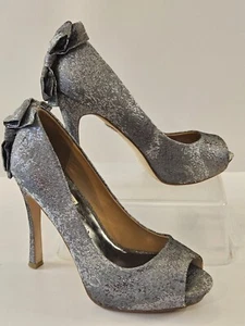 Badgley Mischka Women's 8 M Silver Textured Stiletto Pumps Heels Bows Peep Toe - Picture 1 of 24