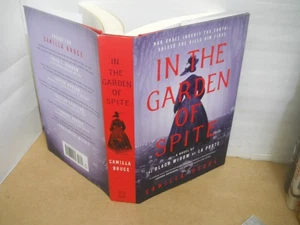 In the Garden of Spite : A Novel of the Black Widow ~  HCDJ ~ Ship Boxed - Foto 1 di 3