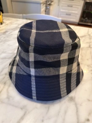 Sombrero Burberry Bucket Talla L Azul, Blanco y Negro Cuadros Con Plateado Foto 1 de 4