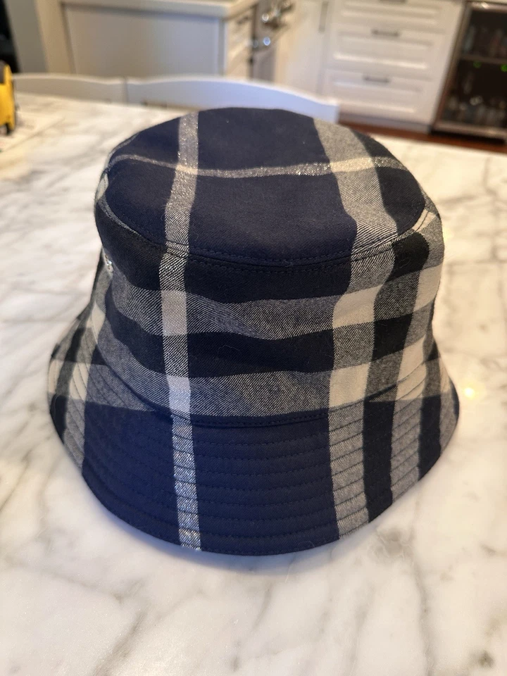 Sombrero Burberry Bucket Talla L Azul, Blanco y Negro Cuadros Con Plateado Foto 1 de 4
