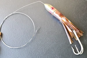 VINTAGE RED JEWEL, SKIRTED BULLET HEAD LURE. BIG GAME ANGELN, TROLLING. RIGGED - Bild 1 von 12