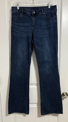 Pantalones de jean tiro medio azul lavado oscuro bota bebé años 10 KUT from the Kloth para mujer Foto 1 de 4