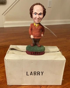 Muñeca cabeza oscilante de cerámica Three Stooges Golf Larry 1999 Nodder Bobble  - Imagen 1 de 1