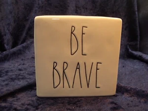 Fermacarte in ceramica Rae Dunn “Be Brave” “Work Hard”~4”x4”~Condizioni meravigliose ~ - Foto 1 di 3