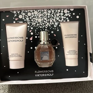 Viktor & Rolf Flowerbomb Eau De Parfum + Cream 30ml Gift Set - Brand New In Box - Picture 1 of 4